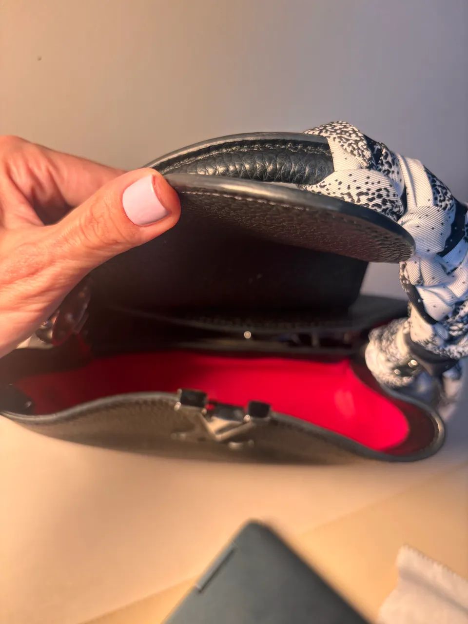 Bolsa LV Capucines preta com prata - Foto 2
