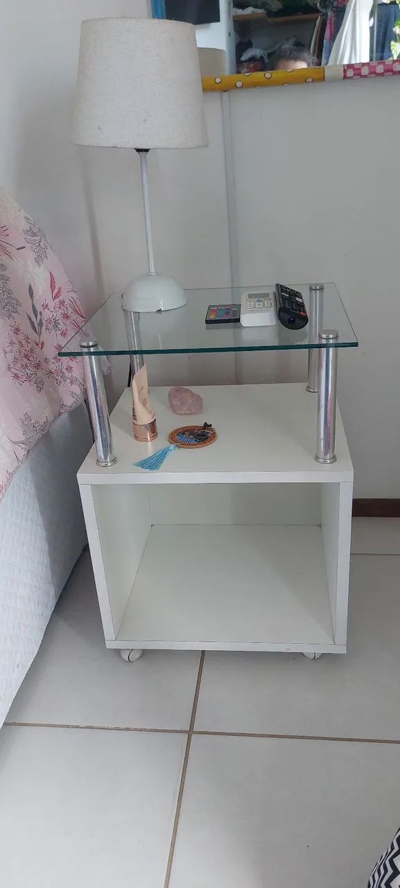 Mesa cabeceira tampo em vídeo e rodinhas.