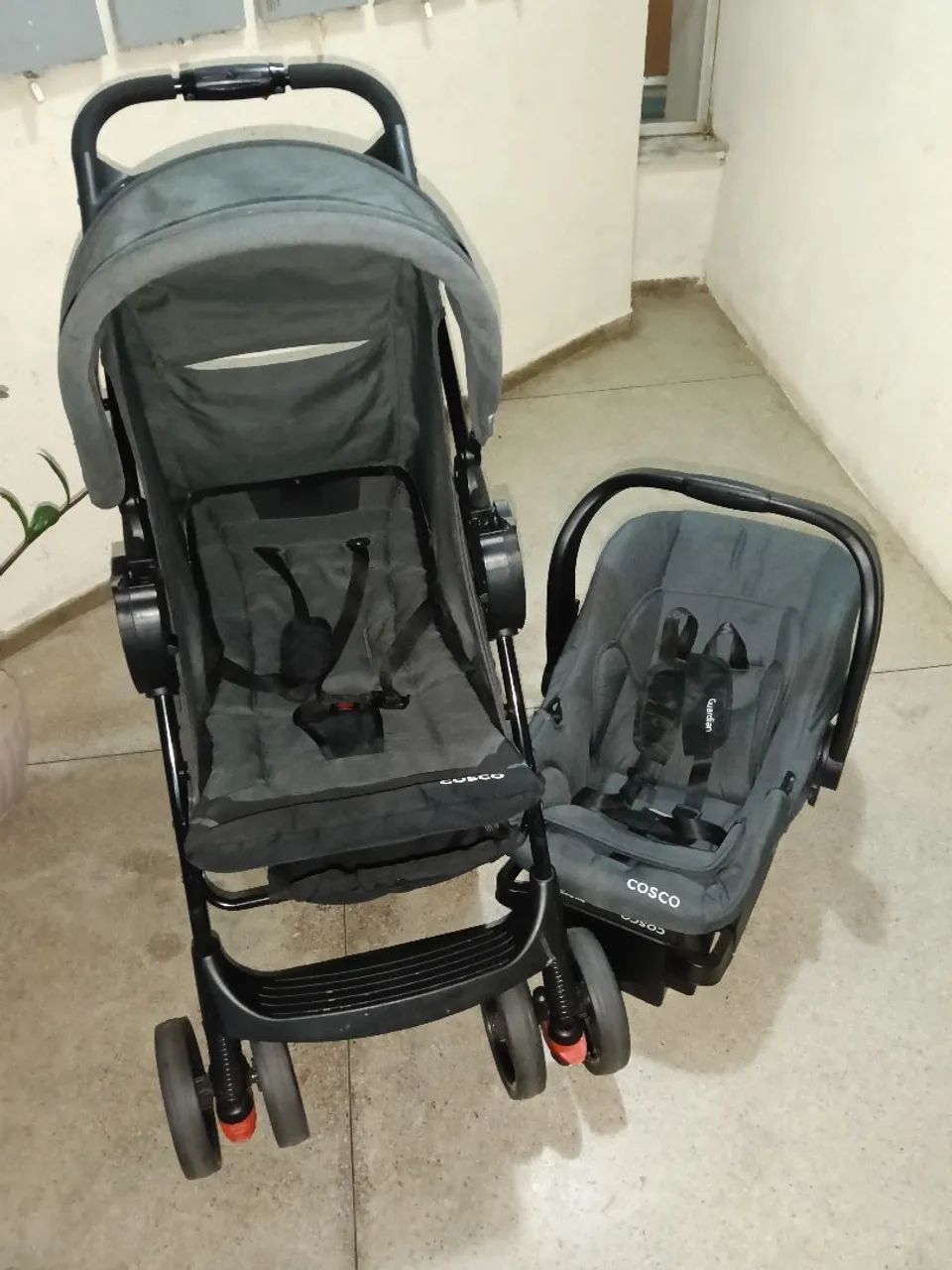 Carrinho de bebê Cosco com Bebê conforto.  - Foto 2