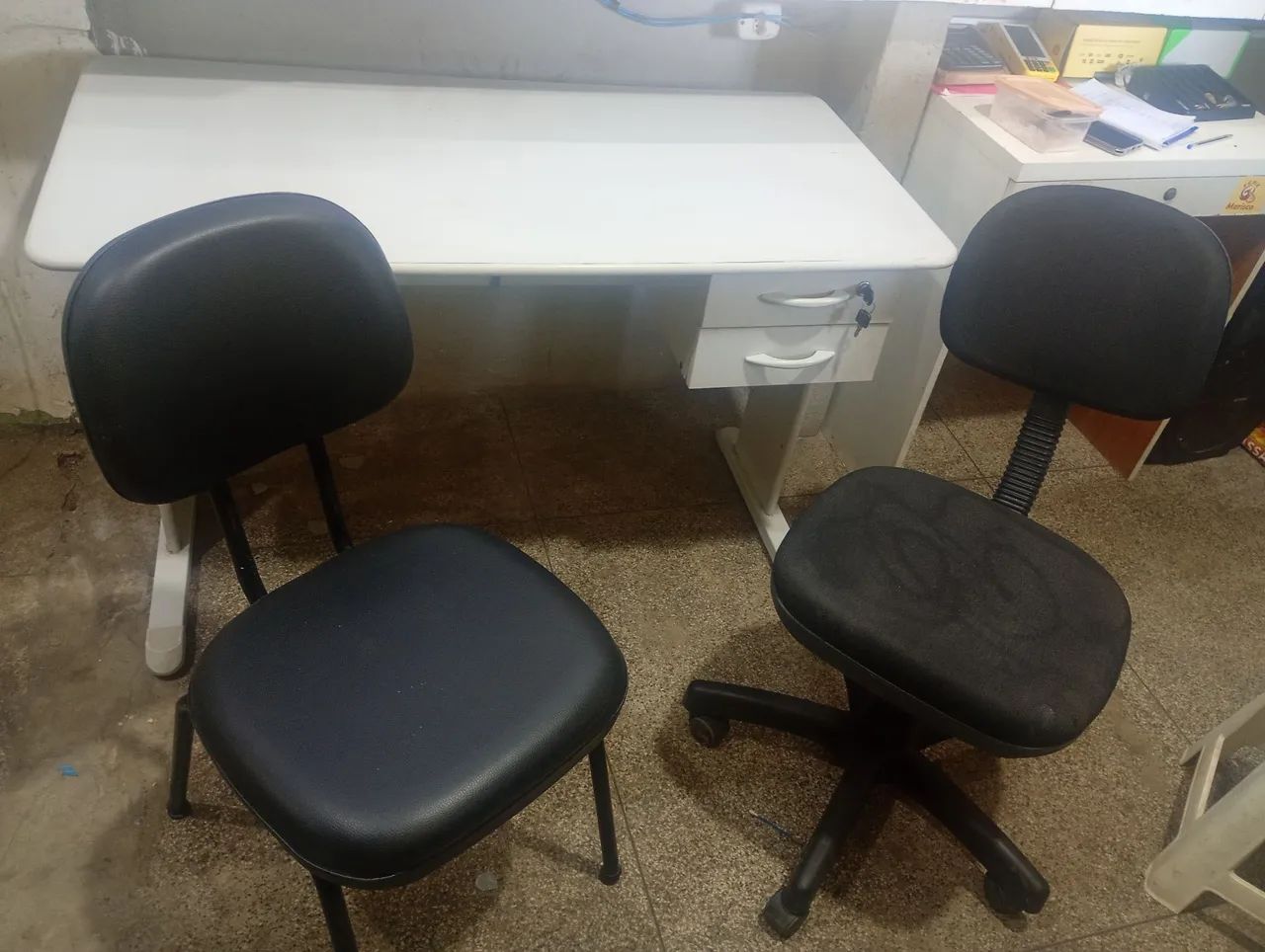 Duas cadeiras e uma mesa com duas gavetas e chave de escritório