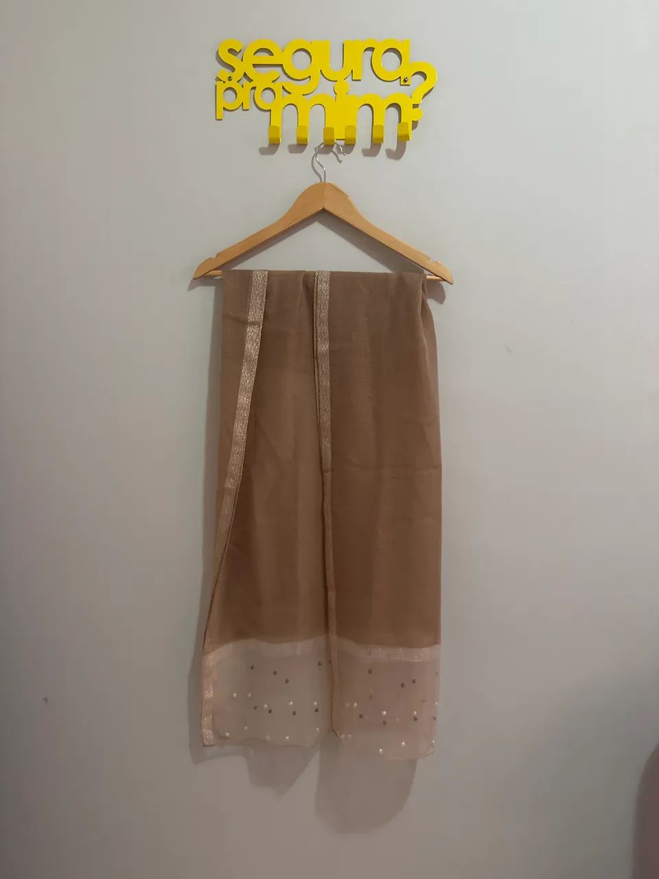 Lenço bege com fio dourados super na moda 