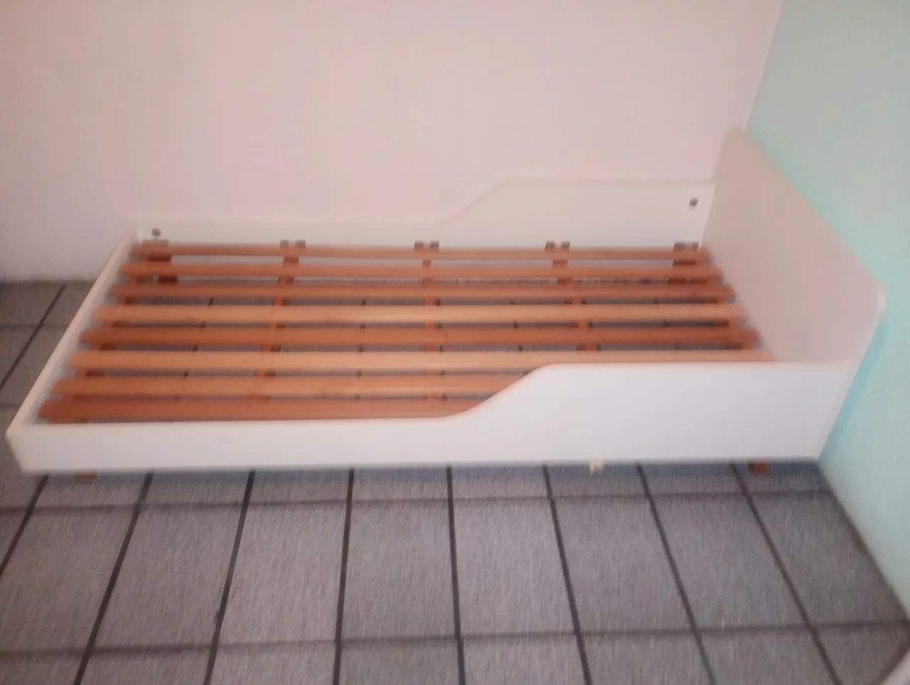 Vende-se cama infantil de madeira maciça  - Foto 4