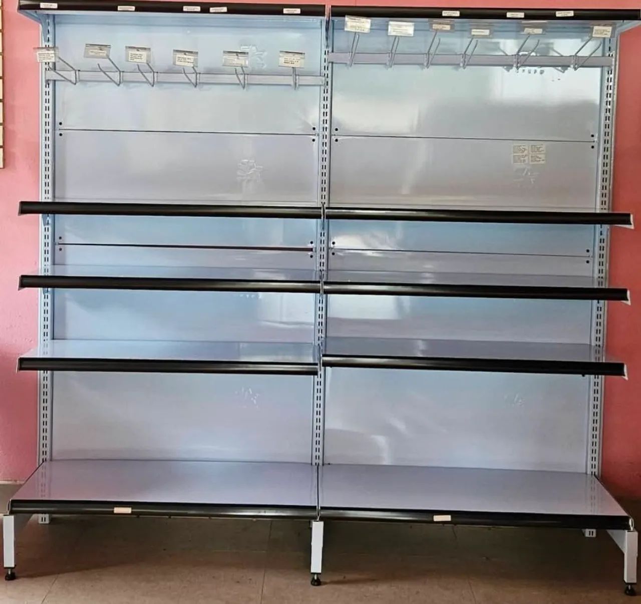 Vendo 2 gôndolas parede com ganchos 