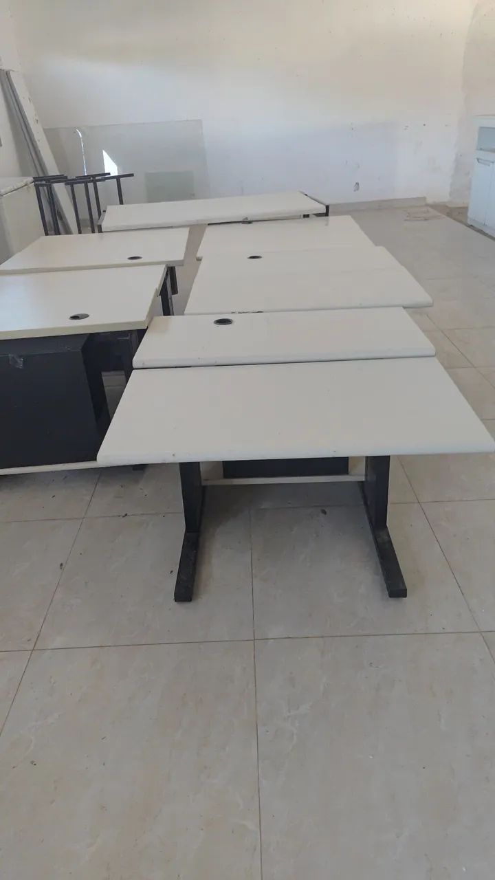 Mesas de computador  . Cada uma