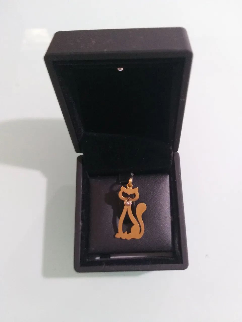 PINGENTE COM DESIGN DE GATO, EM OURO AMARELO 18K, COM UM DIAMANTE.   - Foto 2