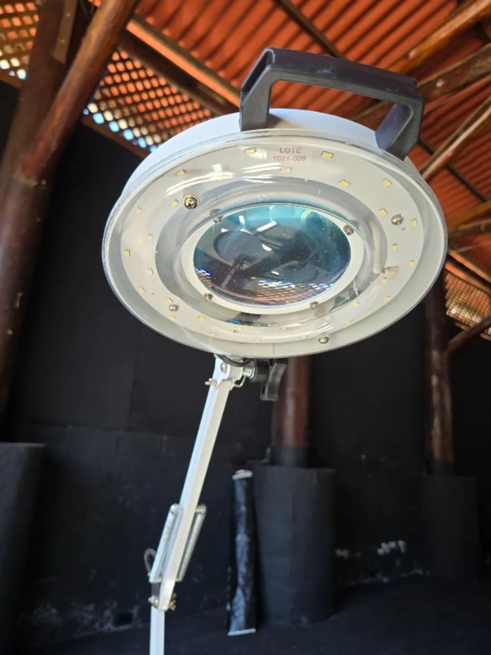 Lupa de Estética com Luminária de LED Articulada e Pedestal - Foto 2