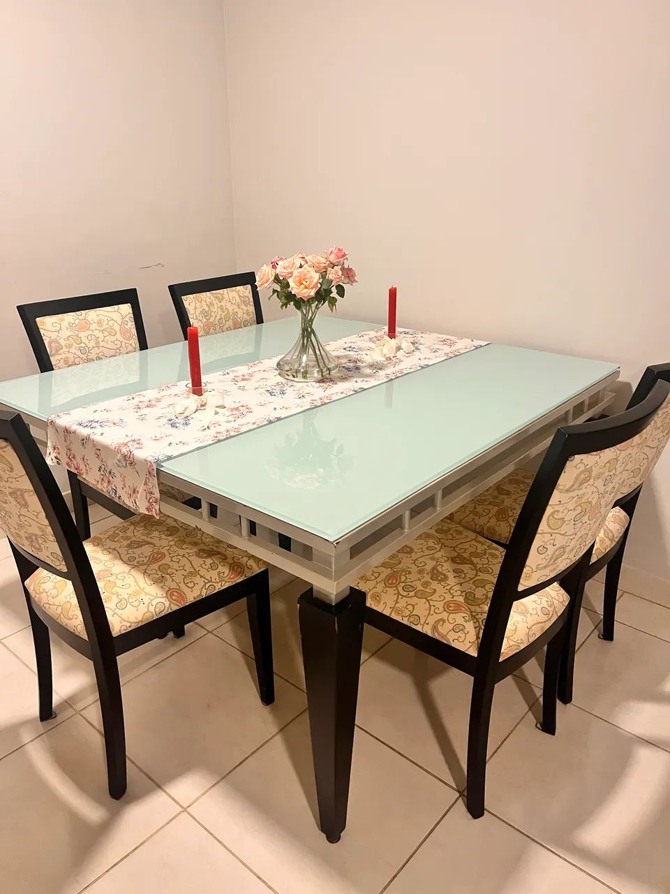Mesa de Jantar com Tampo de Vidro + 4 Cadeiras de Madeira - Foto 2