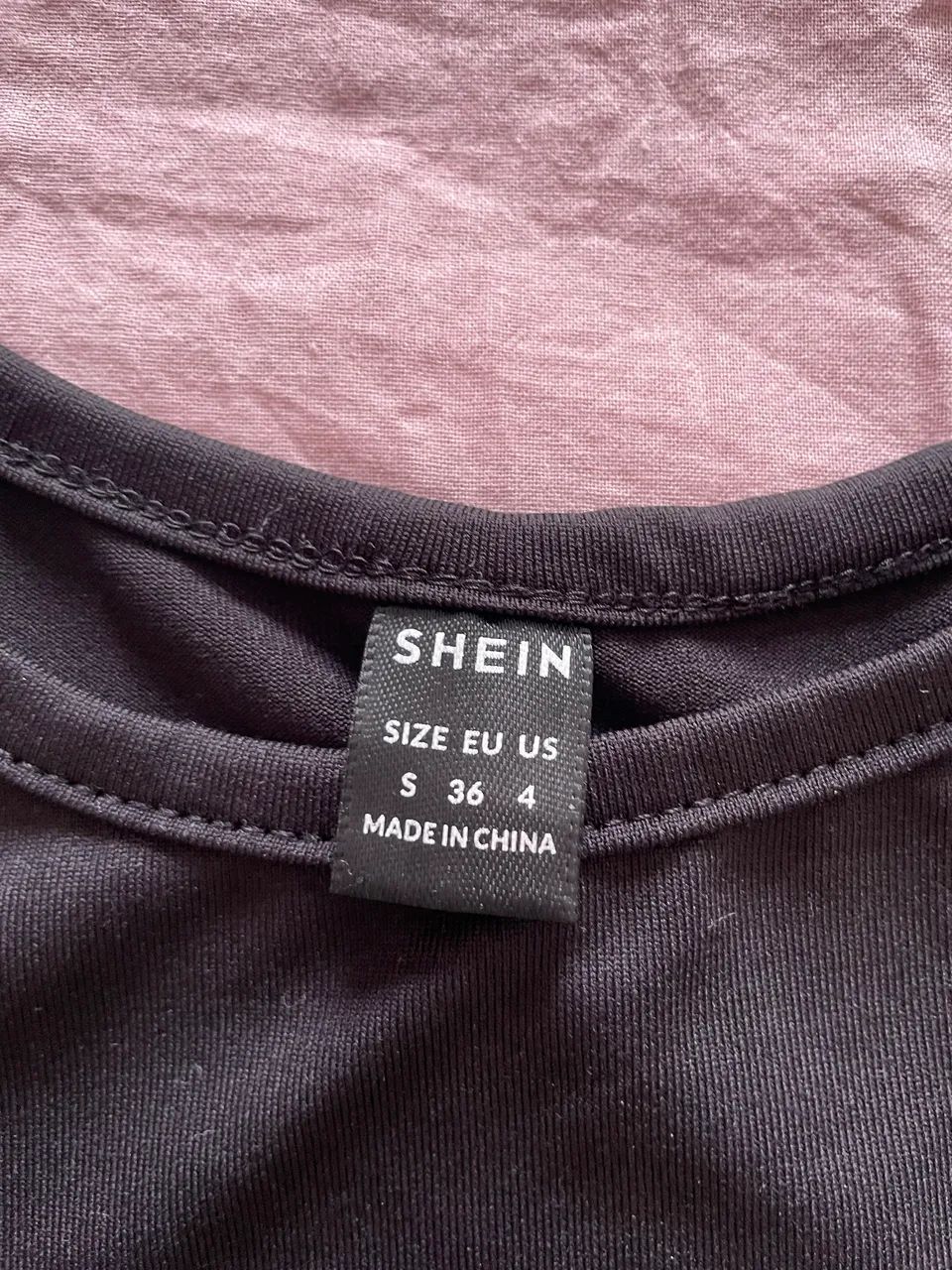 Kit blusa cropped preta e branca - Foto 4