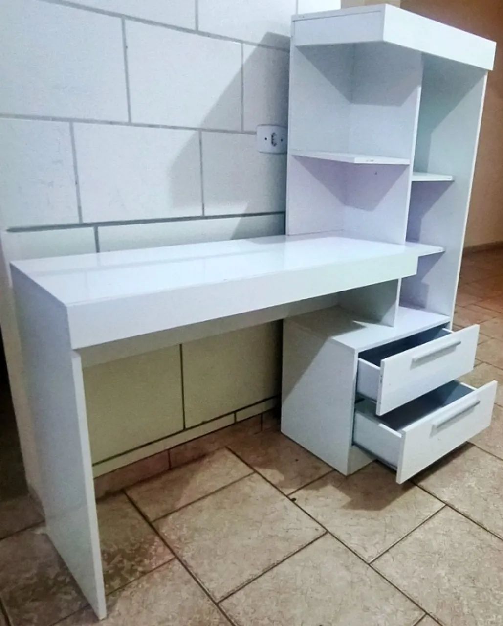 Escrivaninha com Estante Integrada e 2 Gavetas - Branca (bem conservada) - Foto 4