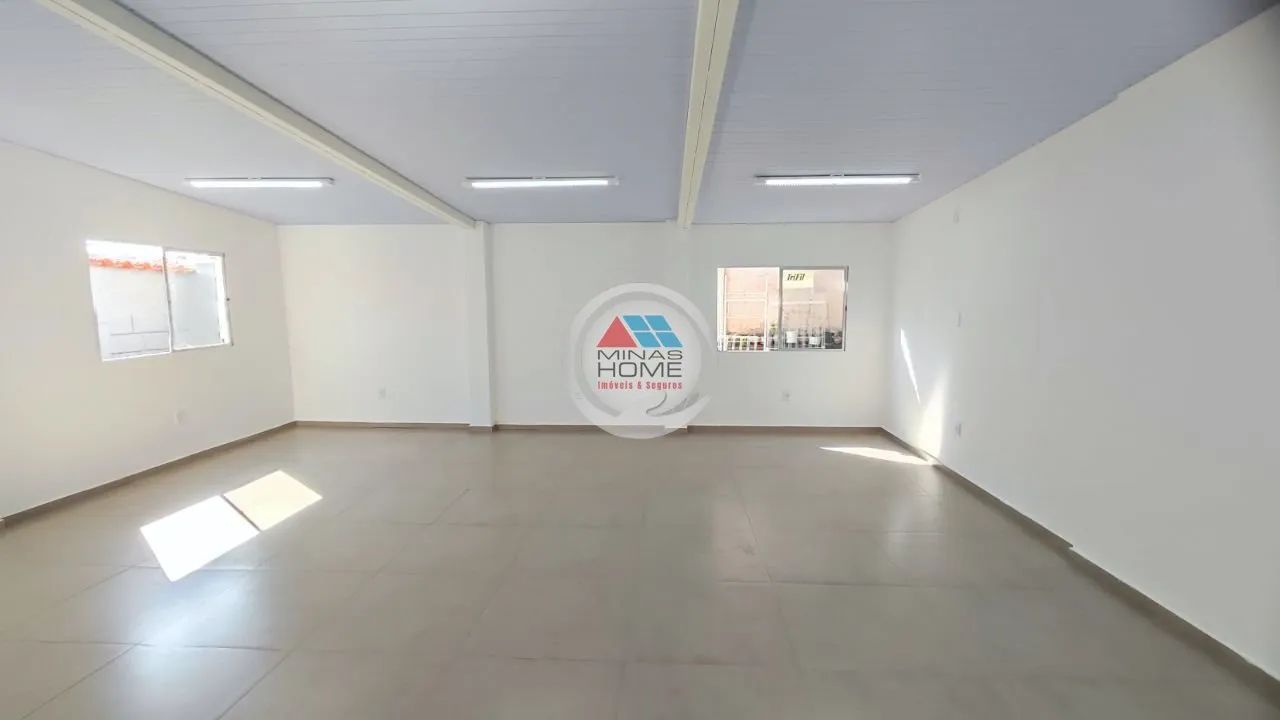 Salão com aprox. 60 metros quadrados com um banheiro - Foto 4