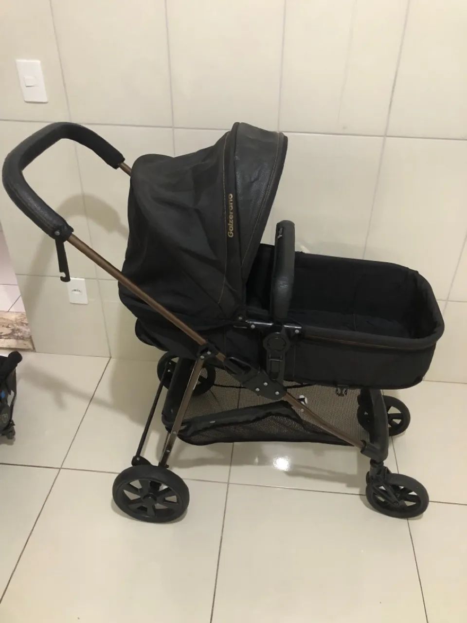 Carrinho de bebê com bebê conforto  - Foto 2