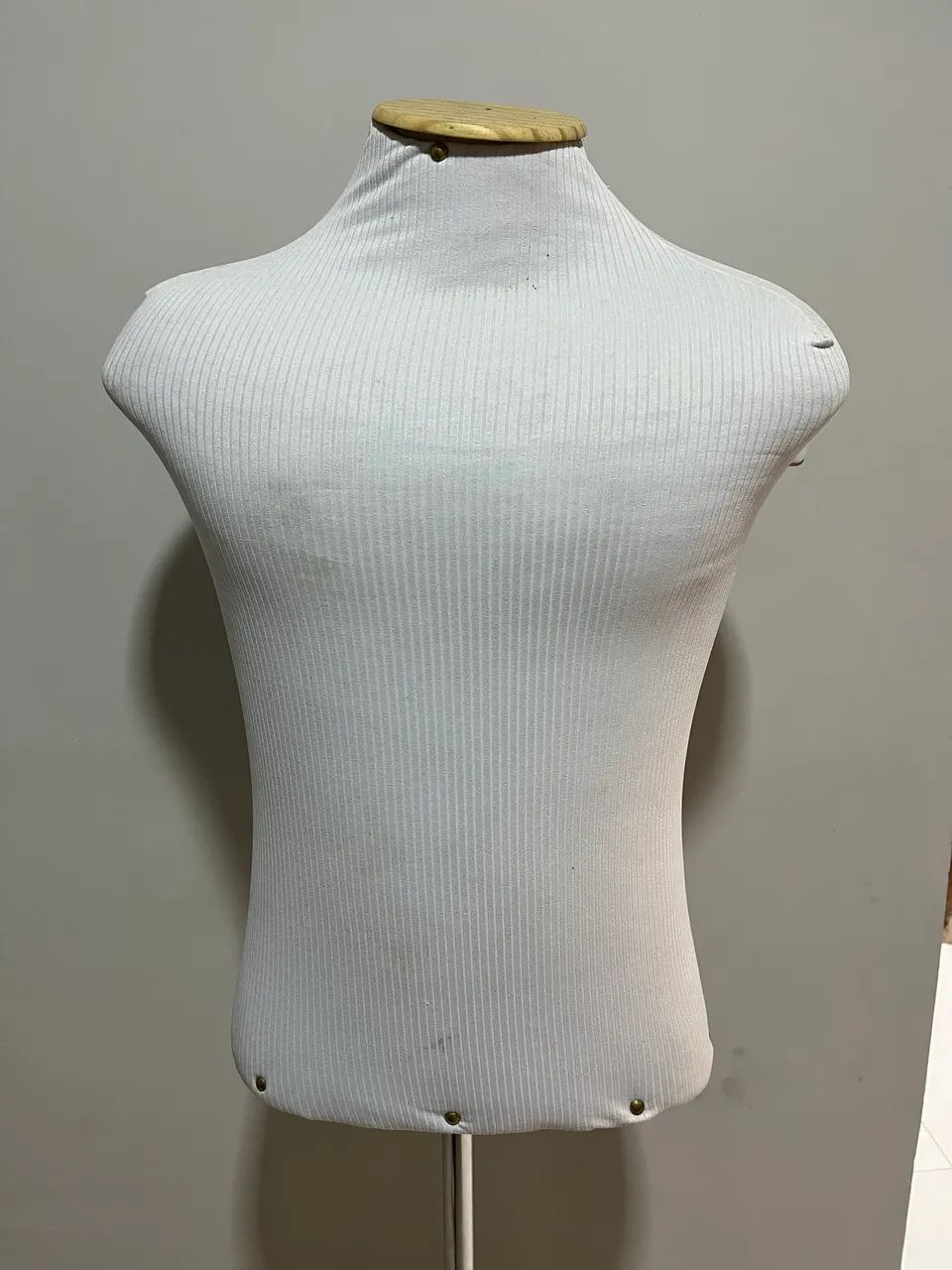 Busto manequim masculino haste H - Foto 2
