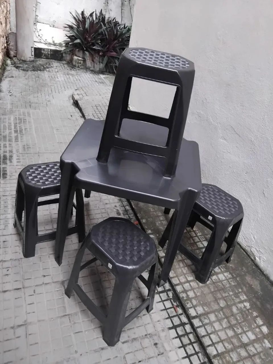 conjunto 4 bancos + mesa (preta)