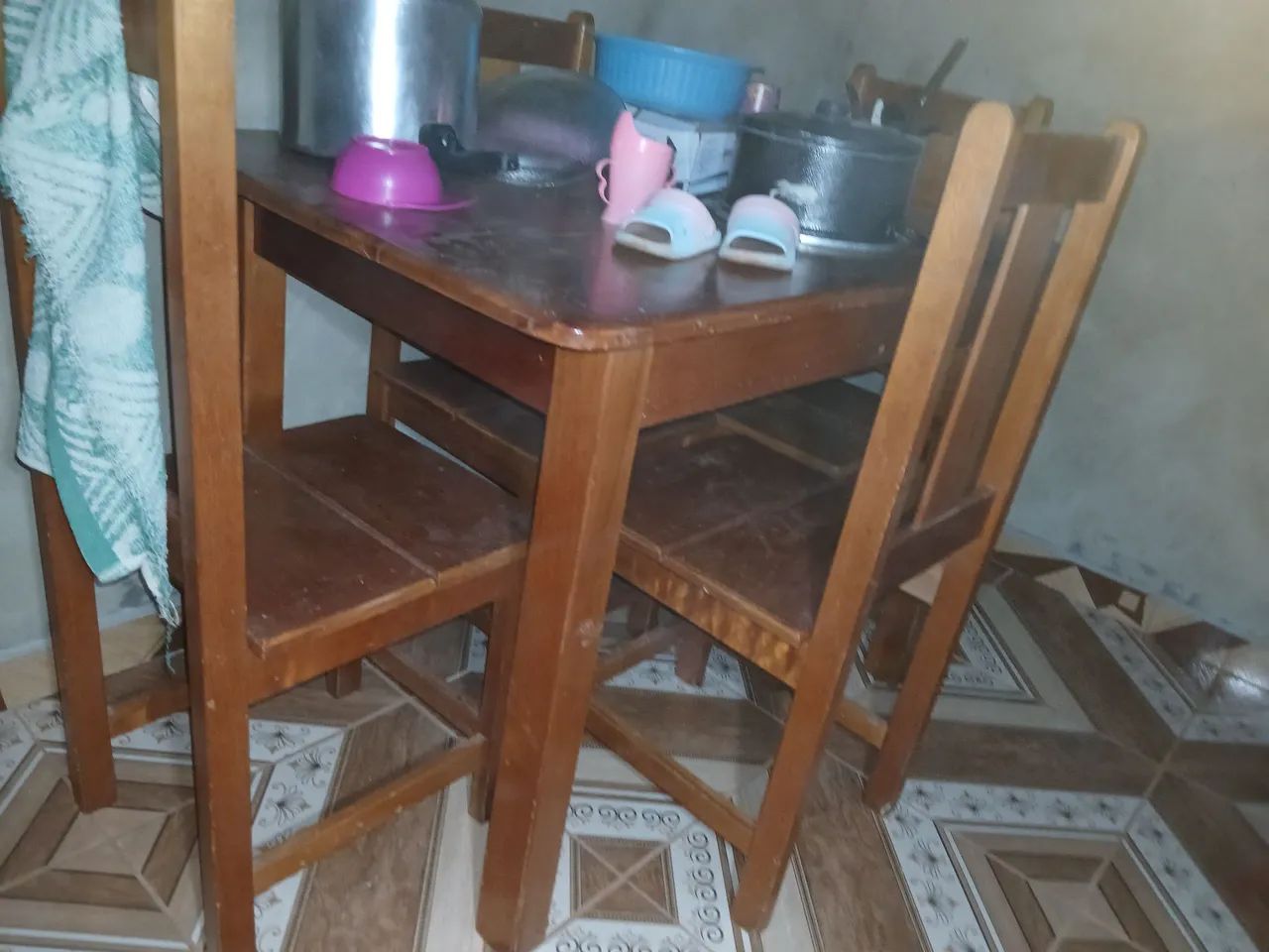 Vendo jogo de mesa de 4 cadeiras de cedro  - Foto 2