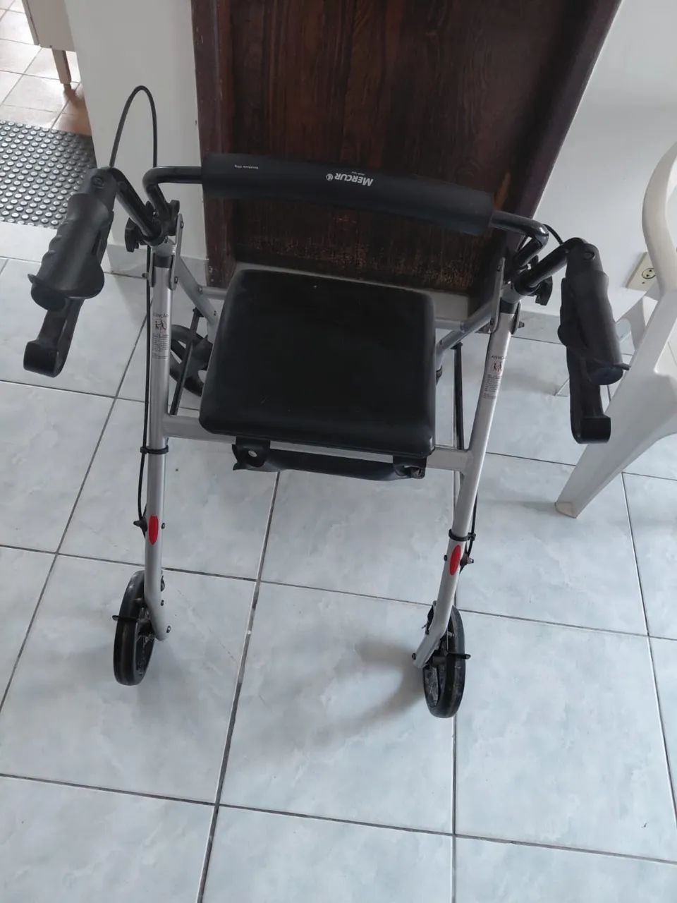 Andador Mercury com Rodas e Assento - Praticamente Novo