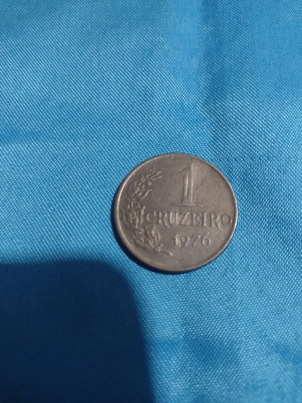  1 moeda antiga de 1 cruzeiro do ano 1976.