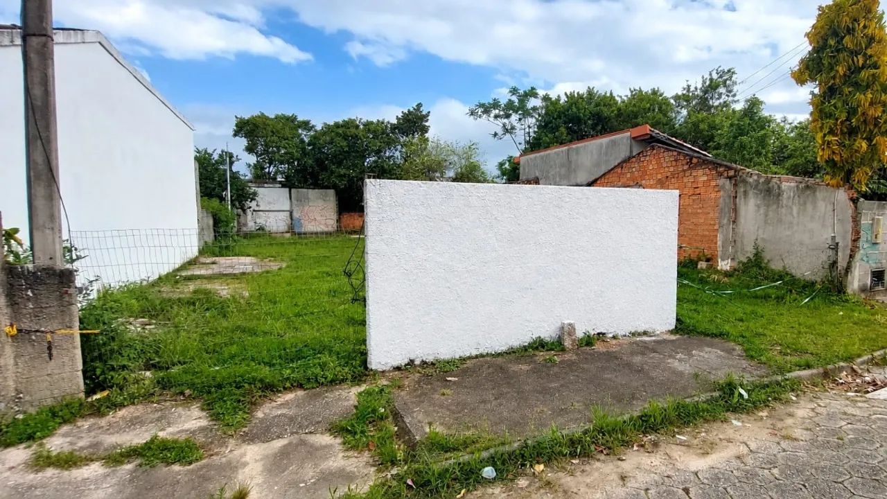 Terreno à venda no Carianos