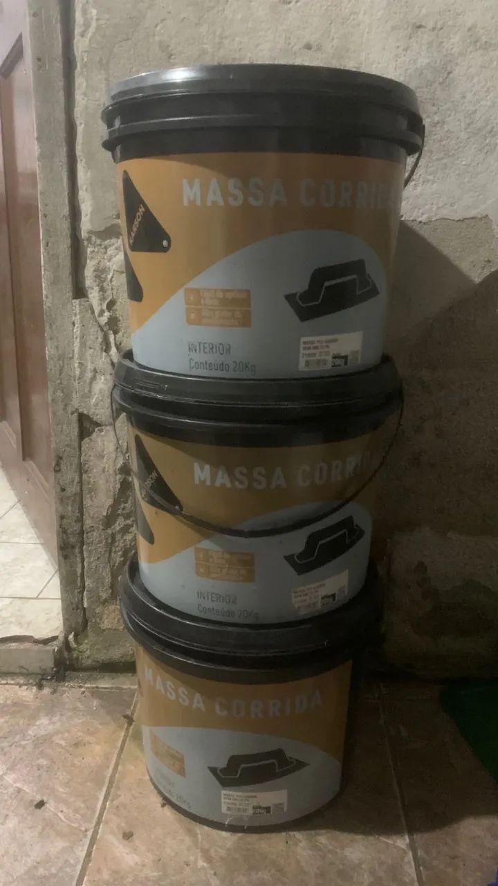 Vendo 3 baldes de massa corrida novos 