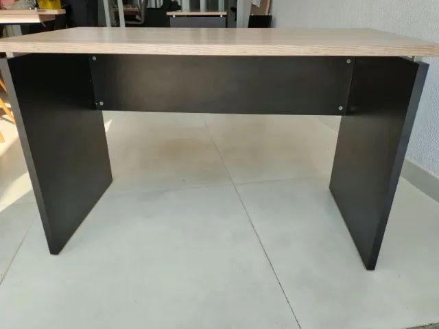 1 MESA COM 2 GAVETAS R$ 350 E 2 MESAS SIMPLES R$ 150,00 CADA  - Foto 2