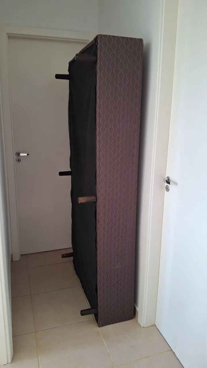 Base de cama solteiro, quase nova. Usada pouquíssimo.