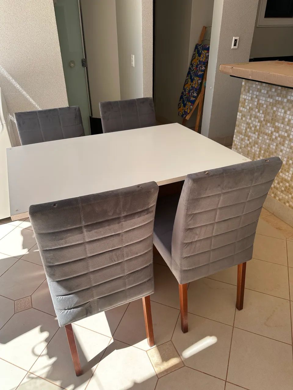 Mesa com 4 cadeiras  - Foto 2