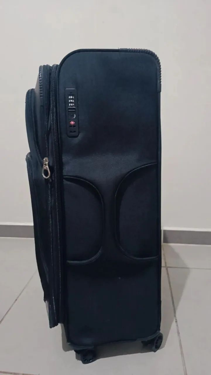 Mala de Viagem Samsonite Preta com Rodinhas e Cadeado de Segredo - Foto 2