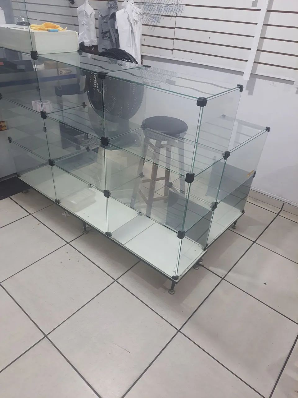 LBalcao expositor de vidro com caixa.