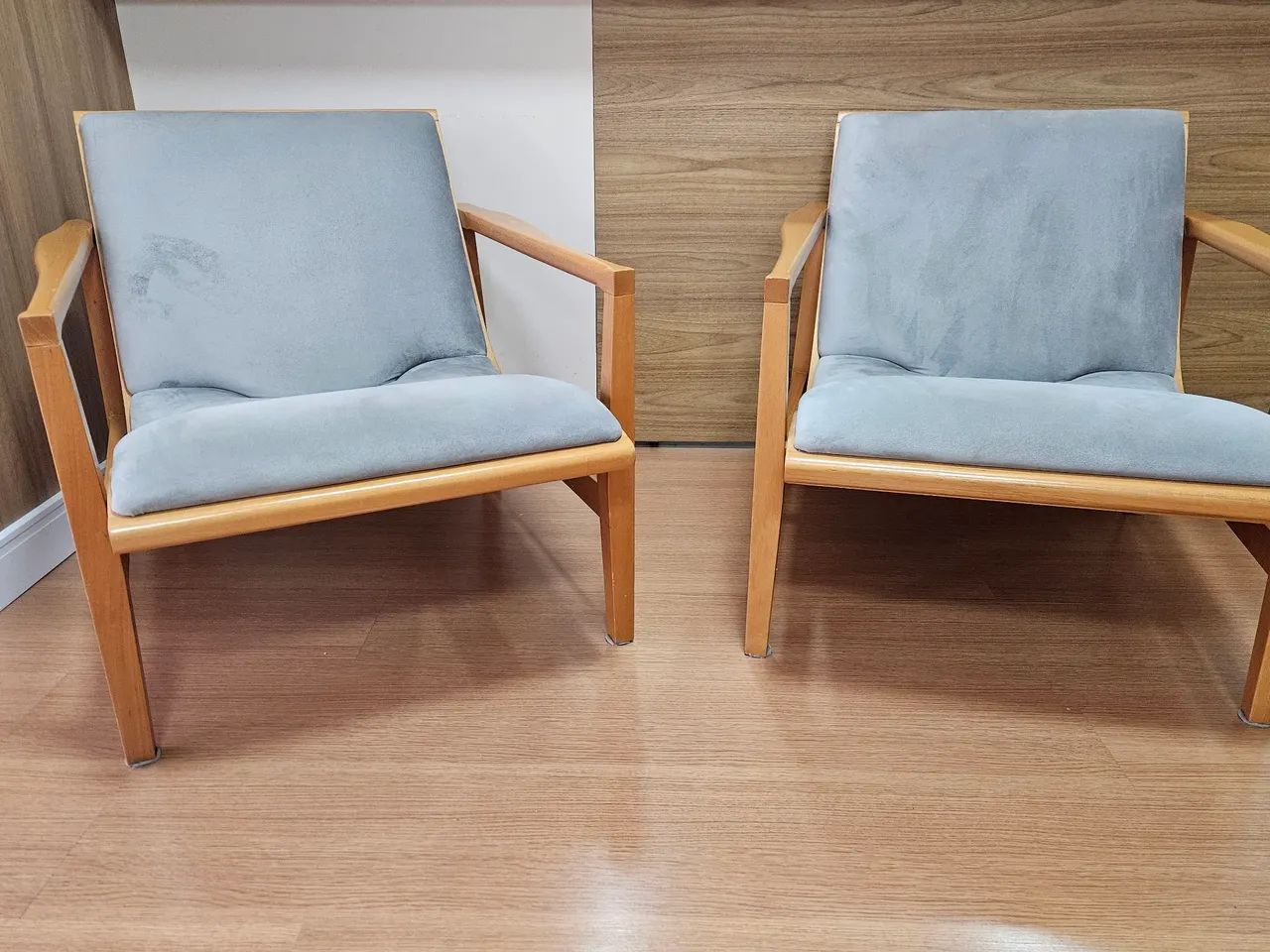 Vendo 2 Poltronas com base em madeira maciça 