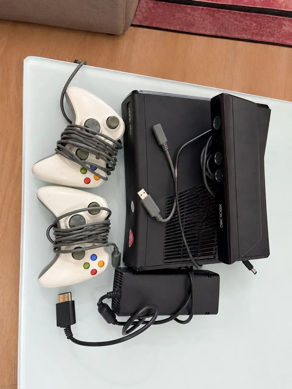 XBOX 360 - com 2 controles e kinect  - Foto 2