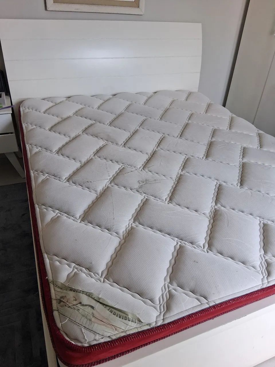 CAMA DE MADEIRA COM COLCHÃO - QUEEN