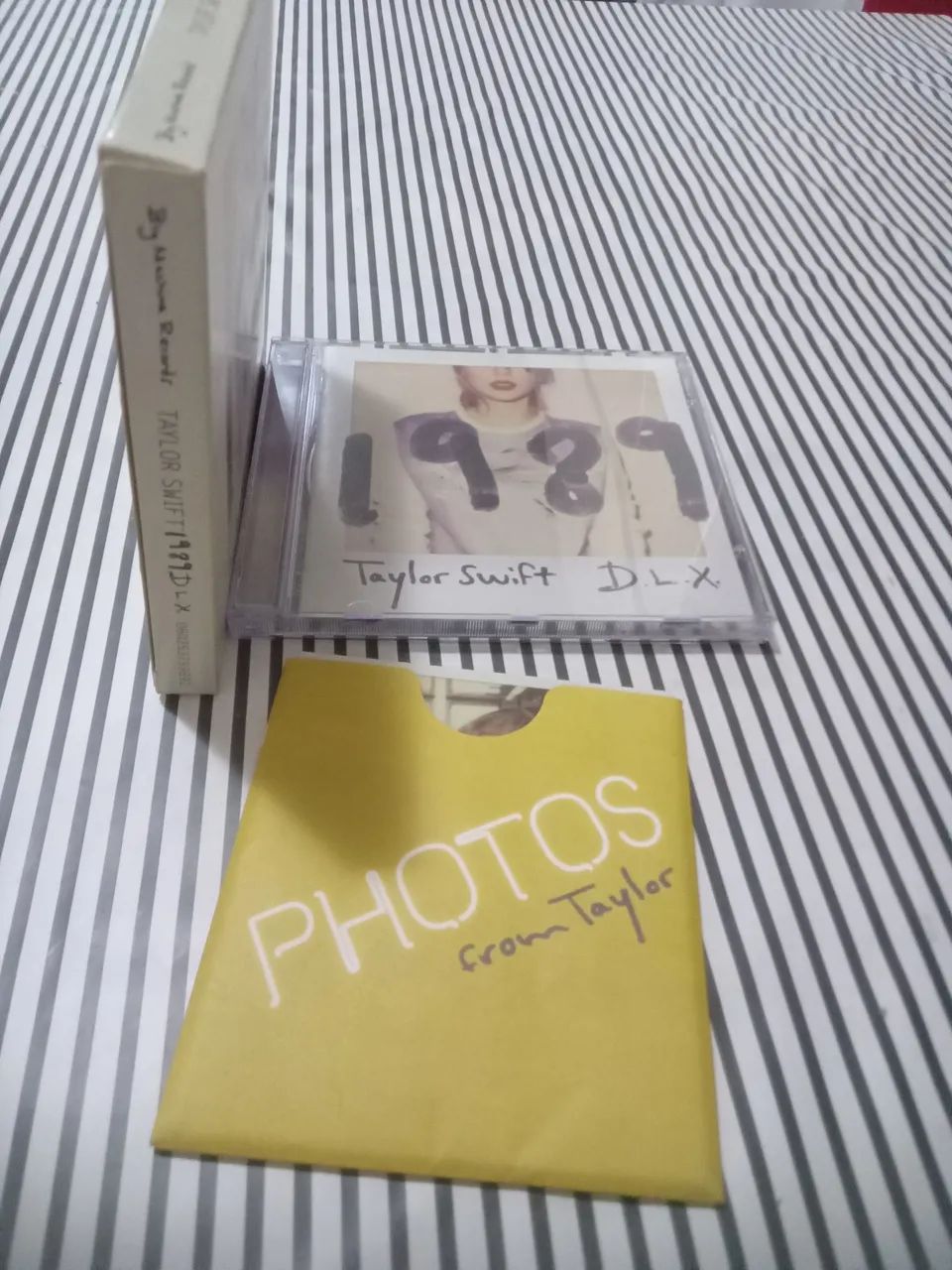 CD Taylor Swift 1989 Deluxe com polaroids - Foto 4