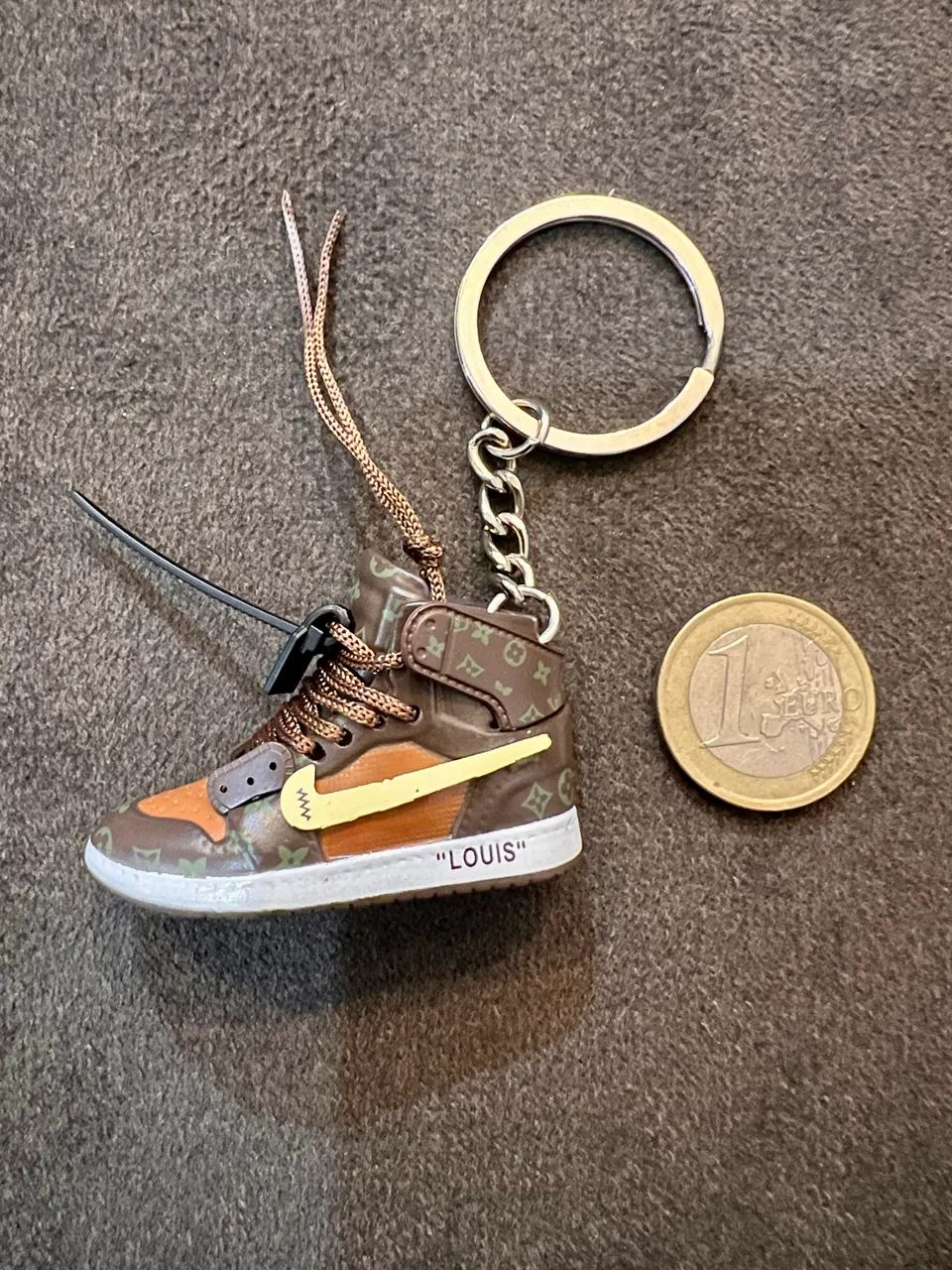 Chaveiro Nike e Louis Vuitton 