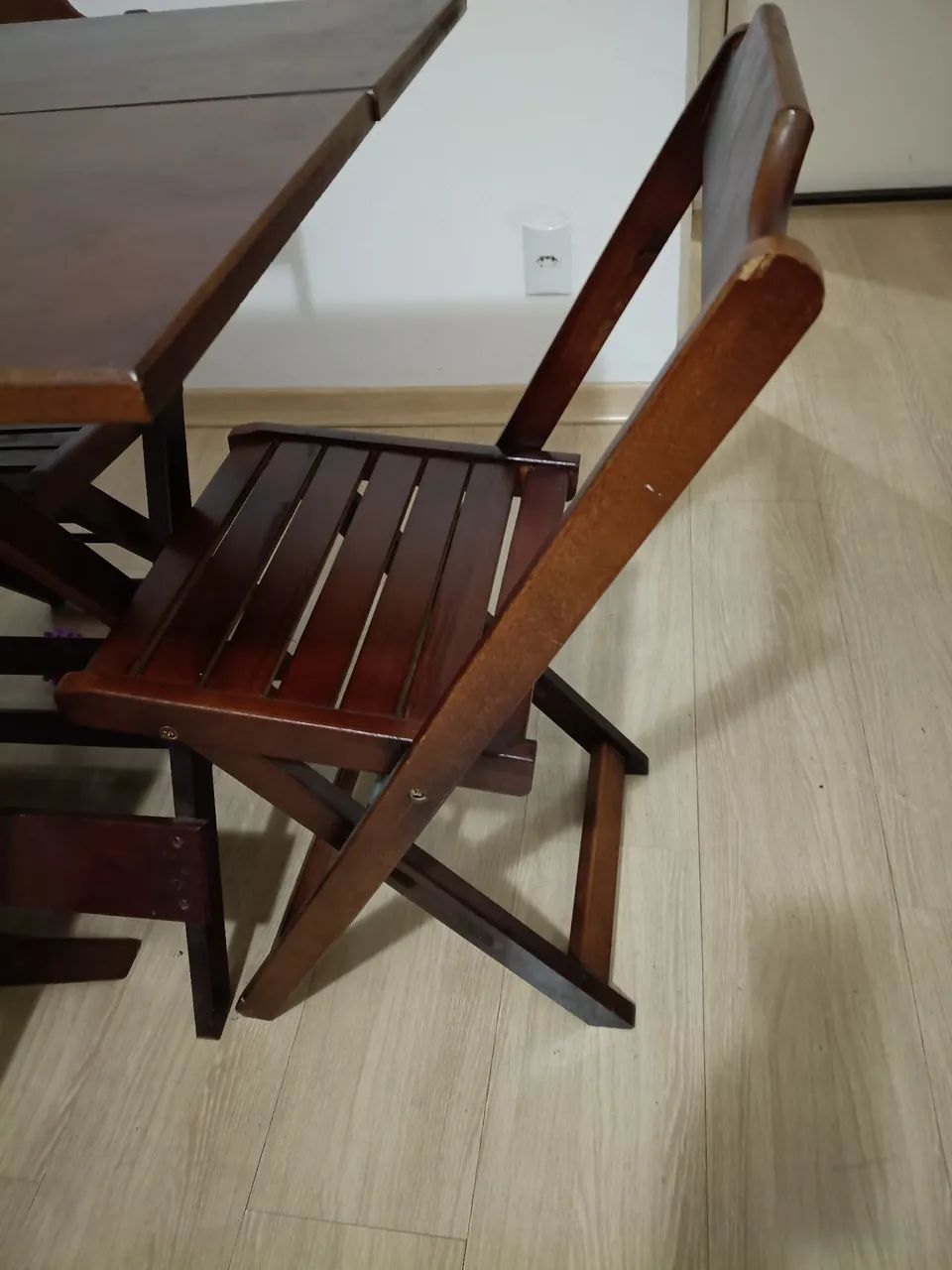 Conjunto de mesa e cadeiras de madeira  - Foto 2