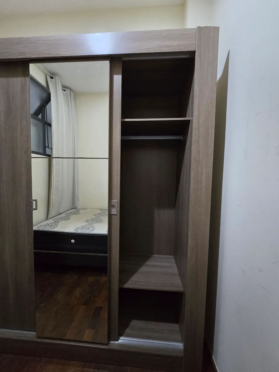 Guarda roupas com espelho - Foto 2