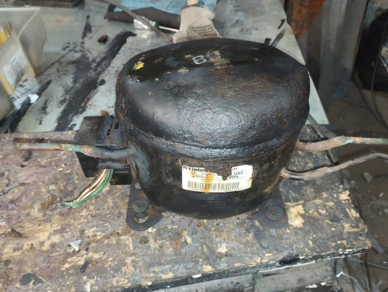 Motor de geladeira Eletrolux.