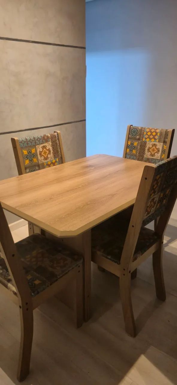Mesa com 4 cadeiras 