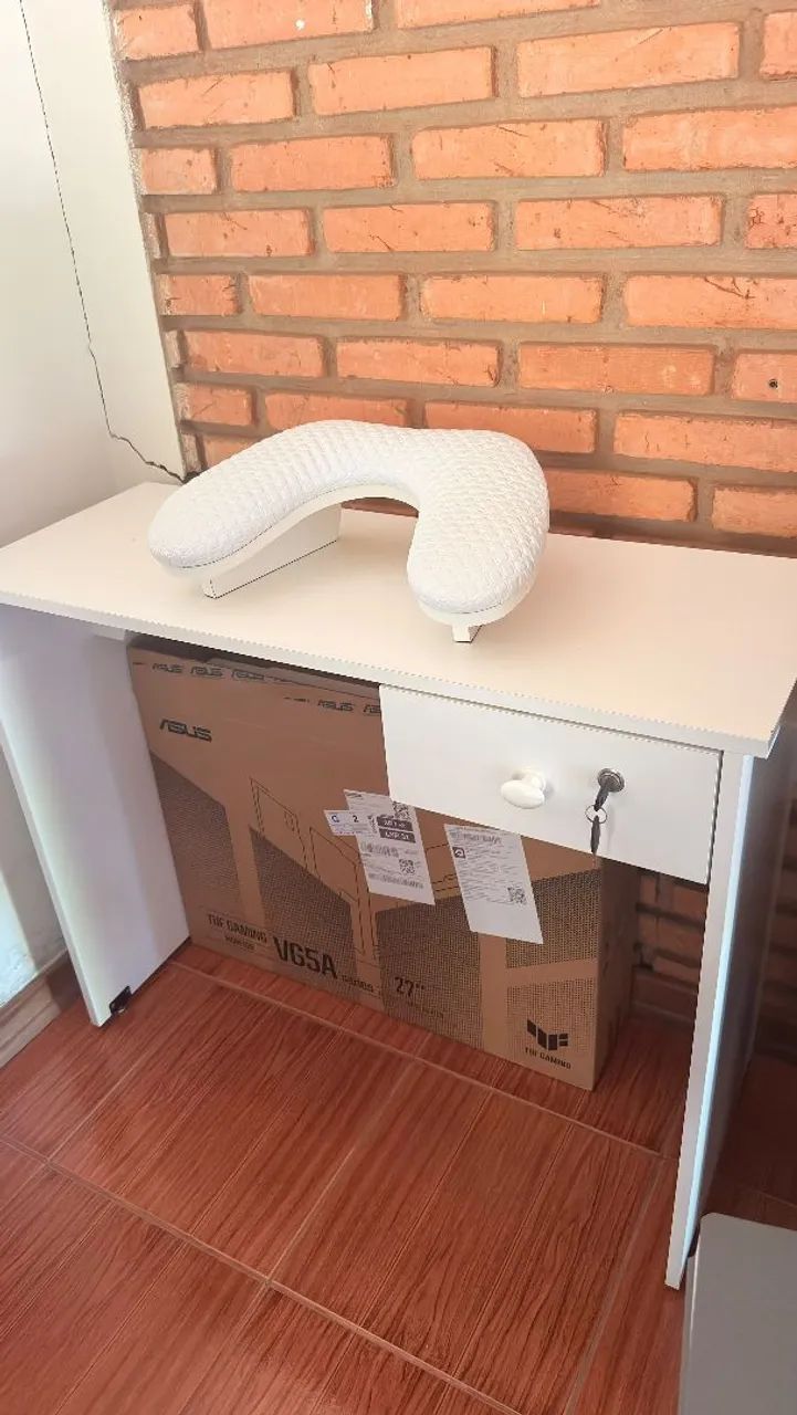 Mesa de manicure e apoio de mãos.