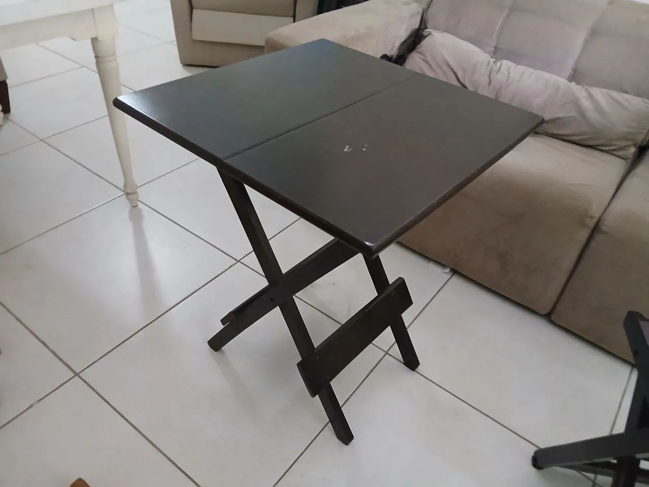 Vendo mesa com 2 cadeiras em madeira