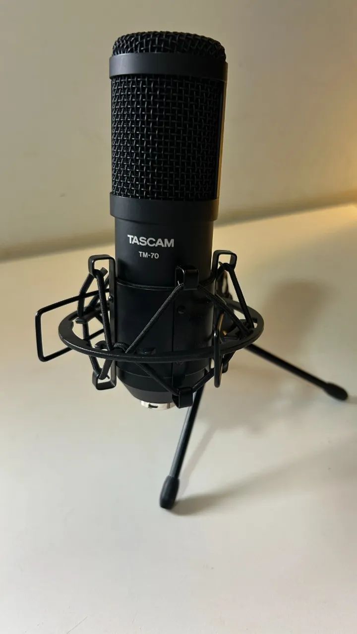 TASCAM TM-70 Microfone Podcast + Shock Mount + Tripé + Cabo
