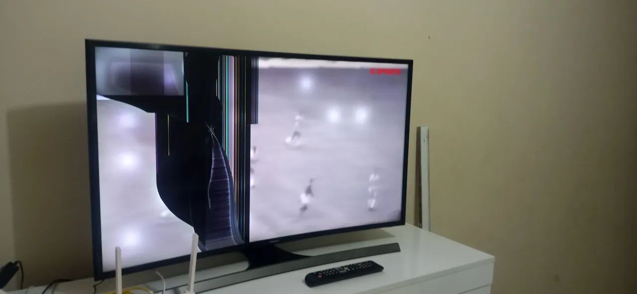 Tv Samsung 40 polegadas trincada - Foto 2