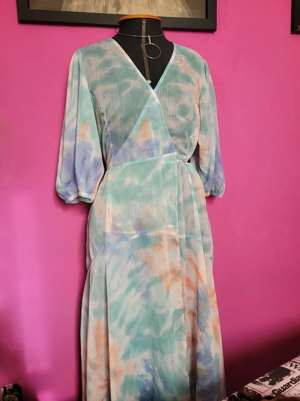 vestido transparente e transpassado calvin klein tie dye 
