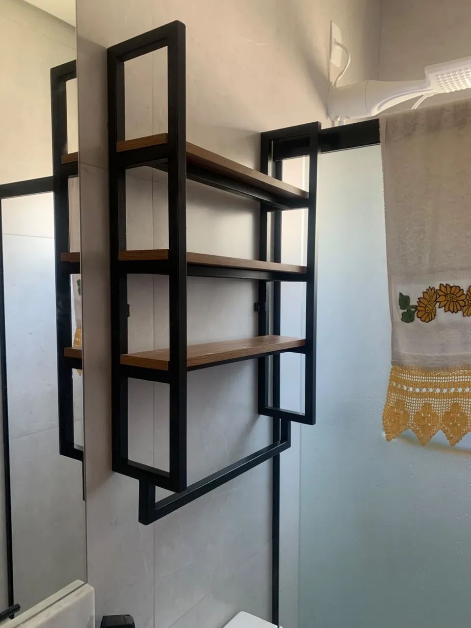 Toalheiro Industrial com Prateleiras