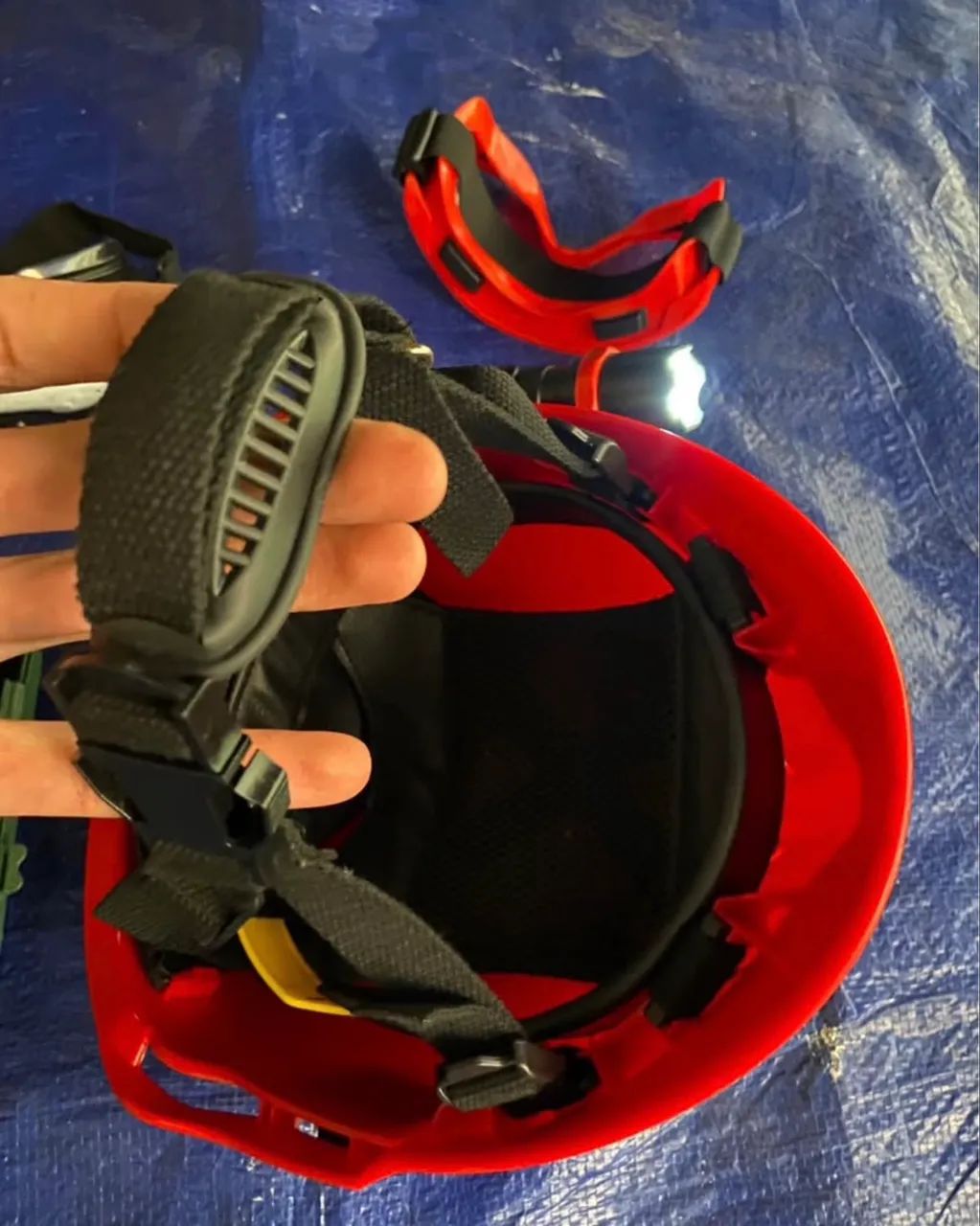 Capacete de bombeiro com óculos de proteção e lanterna - Foto 2