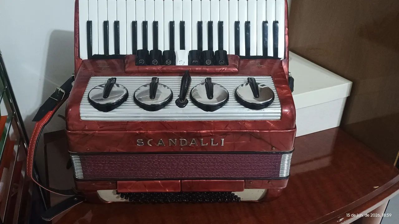 Acordeon Scandalli 80 baixos
