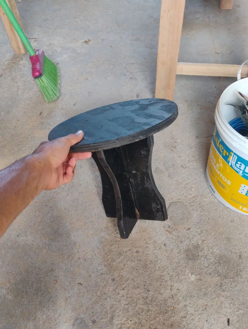 Banquinho de madeira 