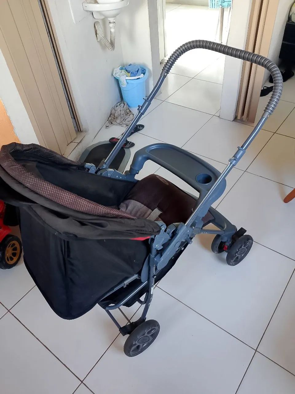 Carrinho de bebê reversível 