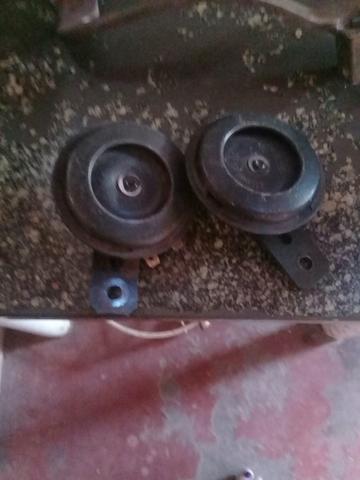 Vendo duas buzinas de moto e um passador de marcha da Biz