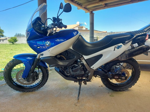 VENDO MOTO 10 MIL