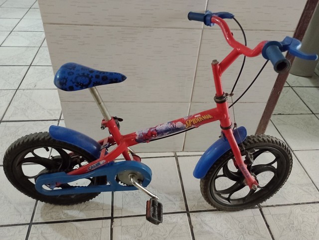 Bicicleta infantil do Homem-Aranha 