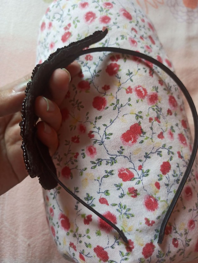 Tiara preta com detalhe de miçangas  - Foto 3